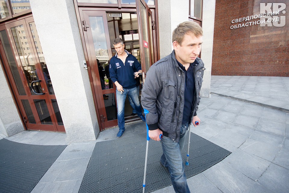 В суде Ройзман встретился с подозреваемыми. На переднем плане подозреваеммый Виталий Сватимов.