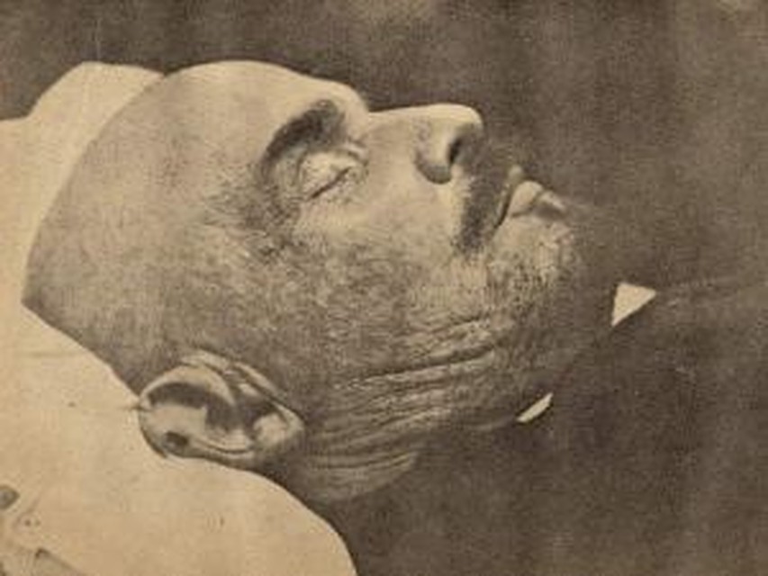 Вождь мирового пролетариата Ульянов-Ленин. Посмертная фотография.