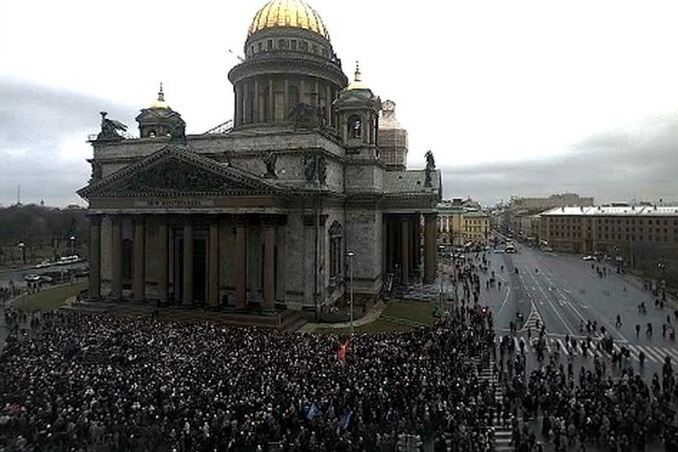 На крестный ход собрались тысячи горожан