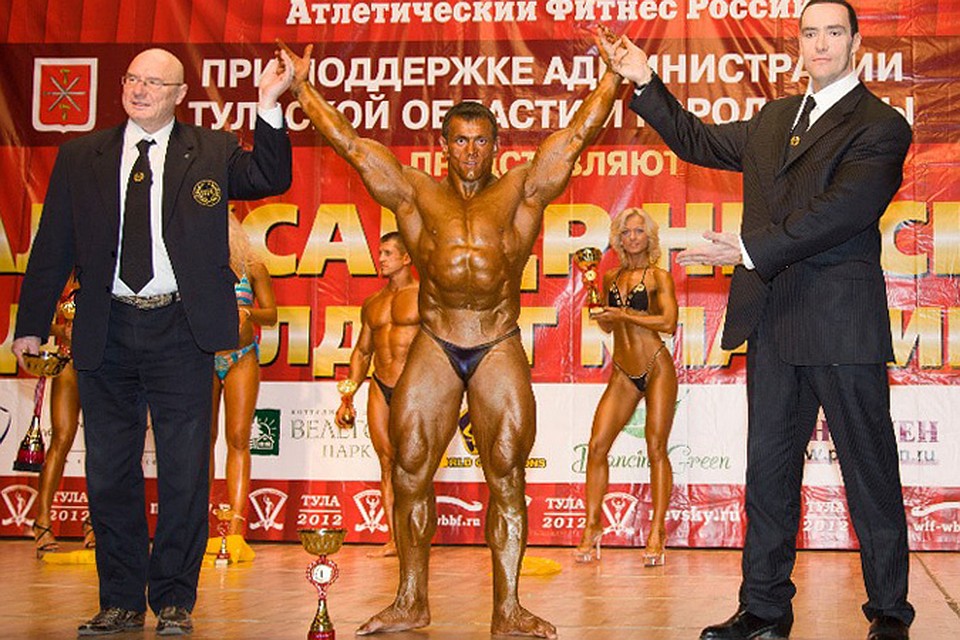 Чемпион "Невский Классик 2012" Евгений Клочков в окружении Александра Невского и президента Всемирной Федерации Бодибилдинга Эдмундаса Даубараса