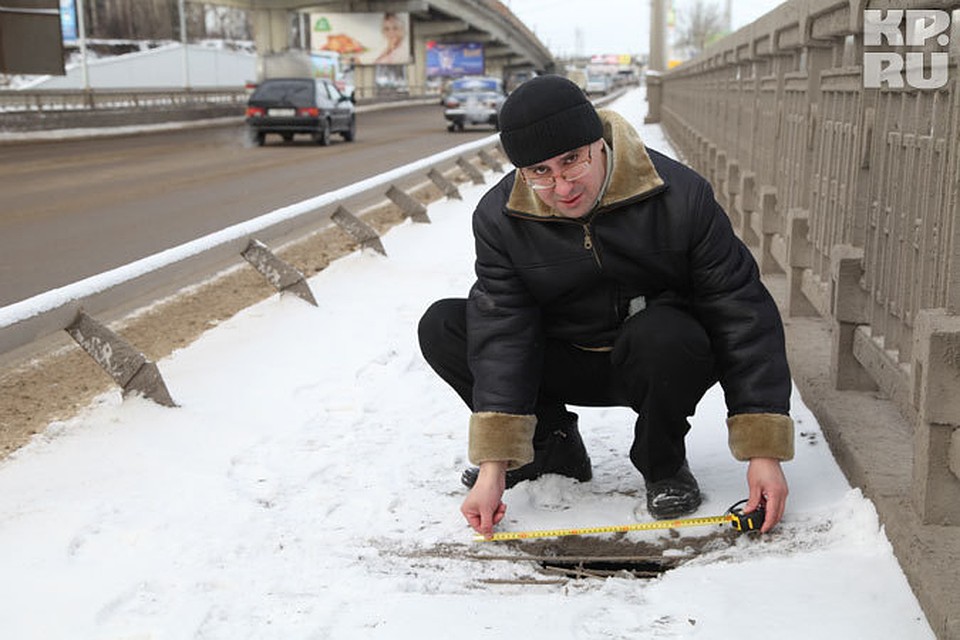 Через дыры в Северном мосту видно воронежское водохранилище.