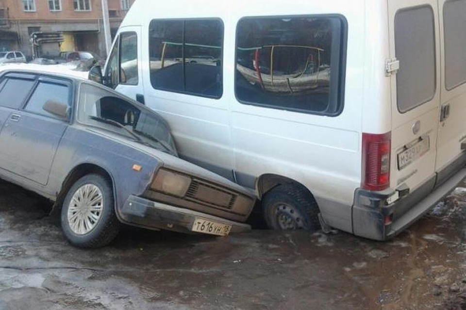 В Удмуртии асфальт разошелся под двумя машинами