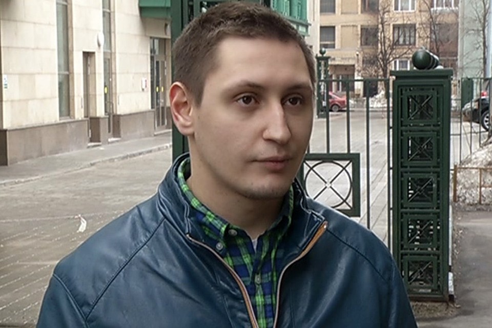Владимир Кутюзин подобрал тяжелую палку, которая ваялась у мусорного контейнера, и, угрожая ей, отогнал злодея о пострадавшей