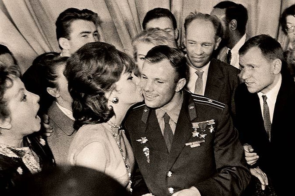 Гагарина любили во всем мире, и награды ему вручали во многих странах. Где-то он получил орден, где-то - звезду. А итальянцы наградили космонавта поцелуем Джины Лоллобриджиды (фото сделано в 1961 году на Московском кинофестивале).