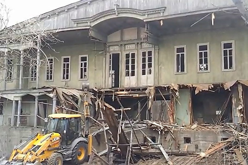 Дебаркадер начали сносить.