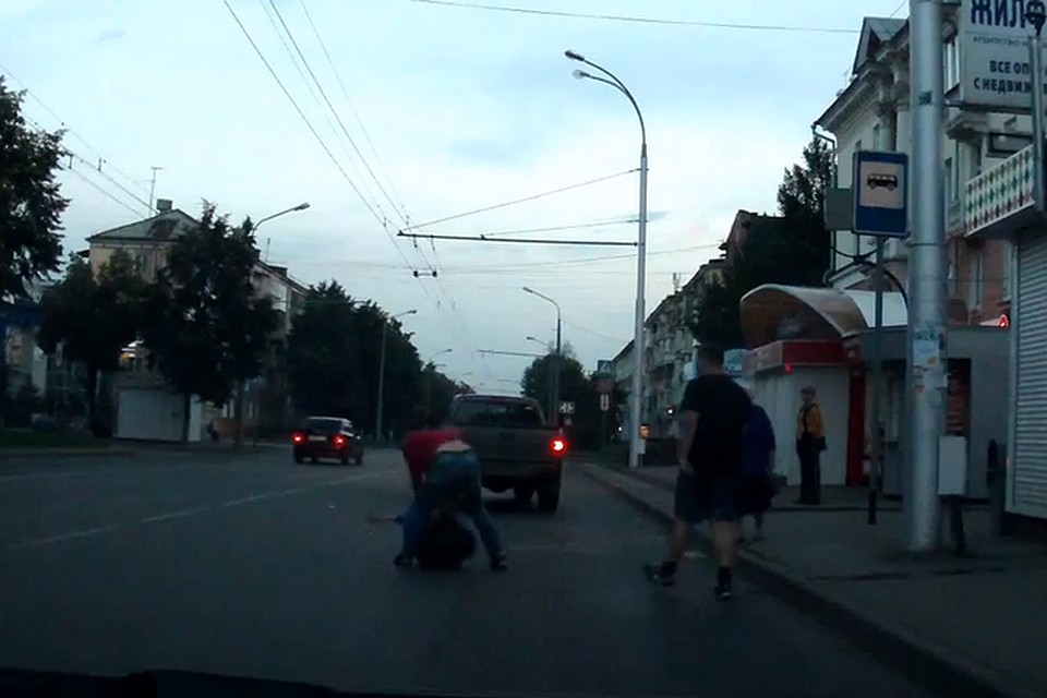 В центре Кемерова водитель внедорожника избил пешехода