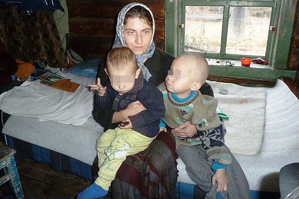 Это НЕ жена Александра, это москвичка Анна со своими детьми. Может, и эту семью кто-то разыскивает?