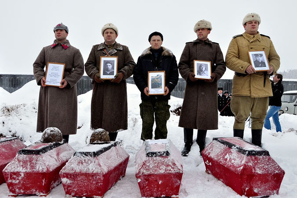 Поисковики с почестями захоронили останки бойцов, защищавших Заполярье от фашистов в годы войны.