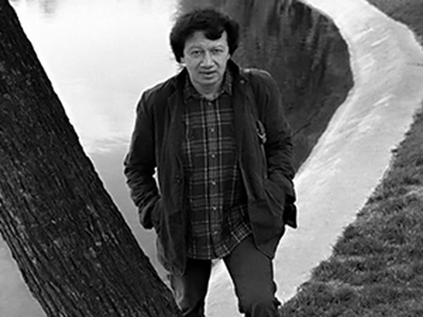 Алексей Парщиков на Патриарших прудах в Москве, 2004 год.