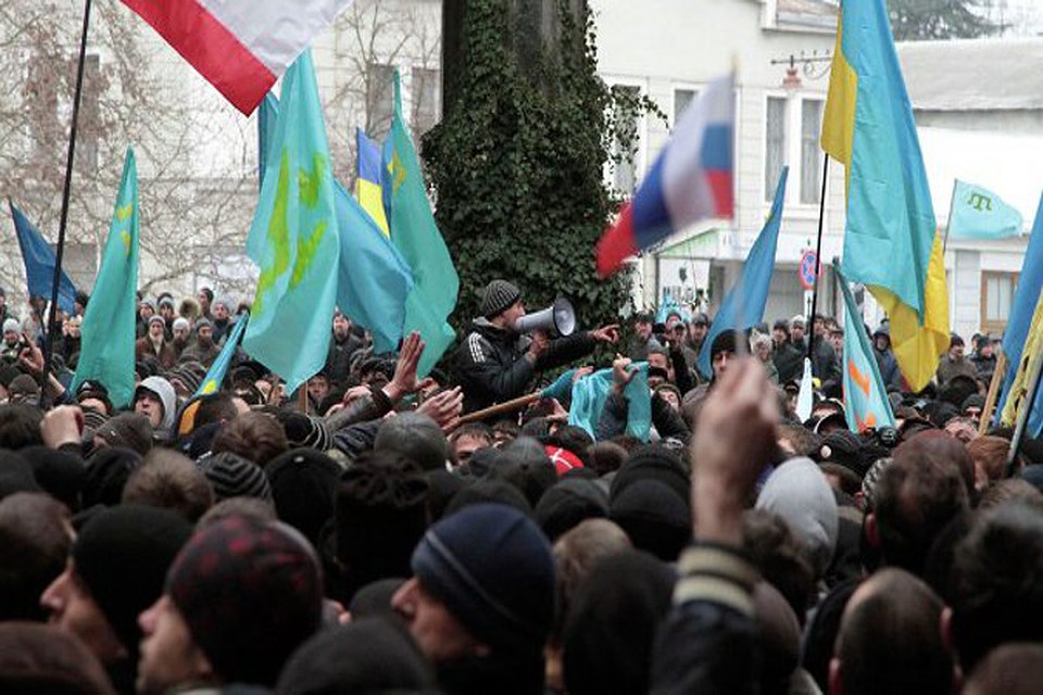 В Донецке митингующие штурмуют здание областной прокуратуры