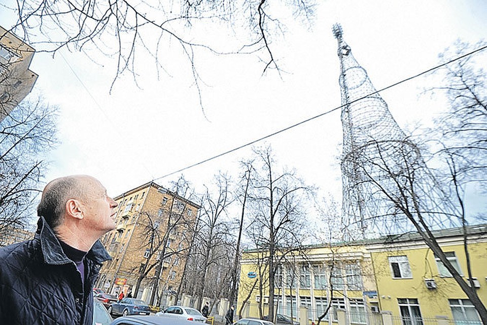 Владимир Шухов, потомок создателя вышки, смотрит на произведение инженерной мысли с грустью.