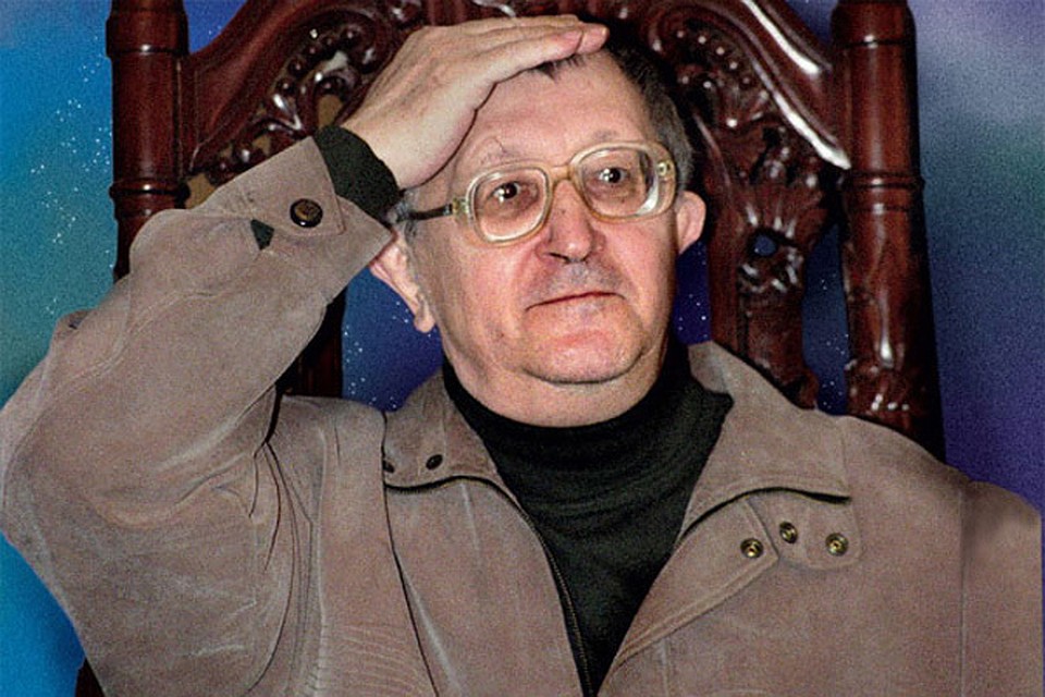 В последние годы Борис Натанович часто задумывался о проблеме пиратства. Но закрывать доступ к книгам не стал