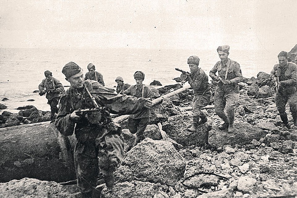 Керчь. Высадка морского десанта, 1943 год. С разгромом немецких войск на Таманском полуострове открылся путь к Керченскому проливу, чем и воспользовалась 2-я гвардейская Таманская стрелковая дивизия. Высадив десант и отбив половину Керчи у противника, она удерживала позиции вплоть до 1944 года, когда полуостров был окончательно освобожден.