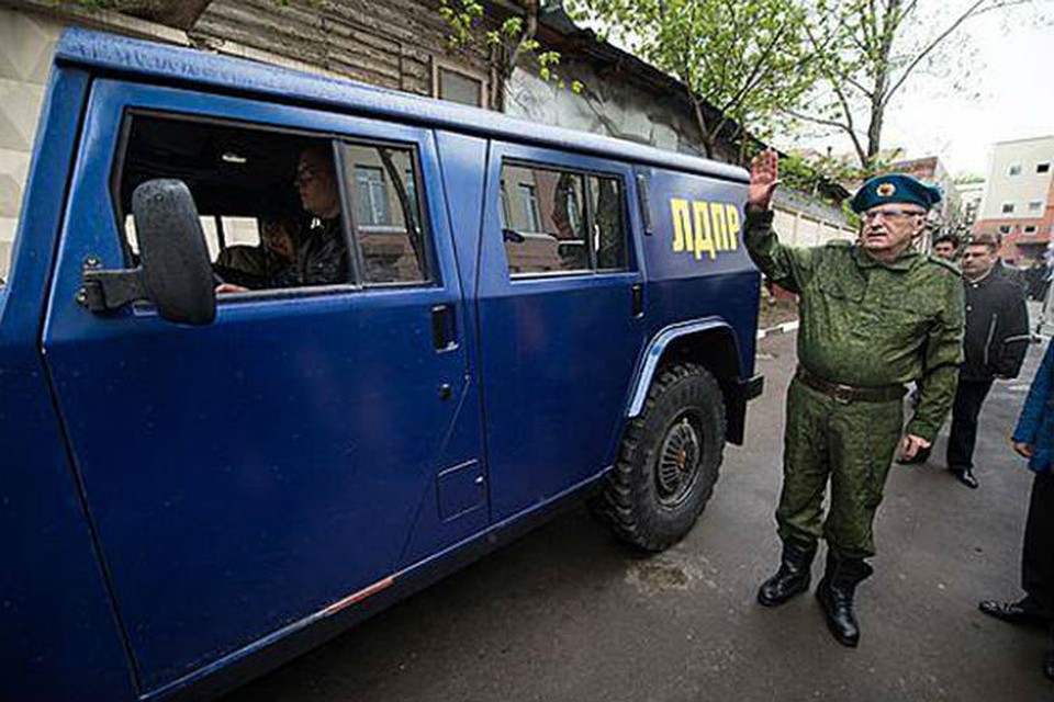 Жириновский подарил луганским ополченцам бронированный "Тигр"