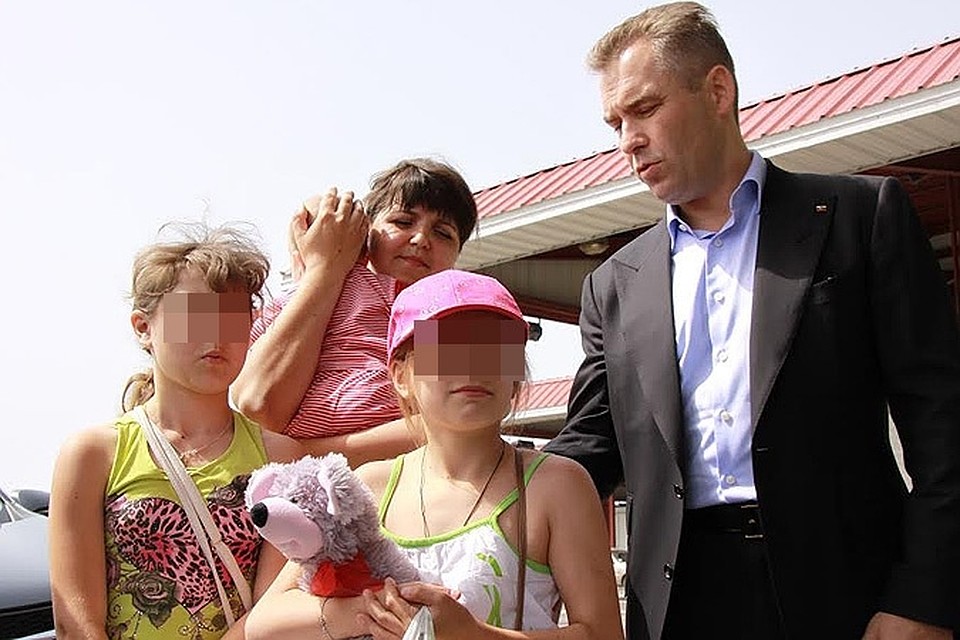 Украинцы боятся оставаться на родине, где идет война (справа - детский омбудсмен РФ Павел Астахов).