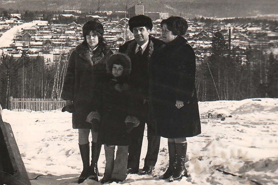 С семьей.