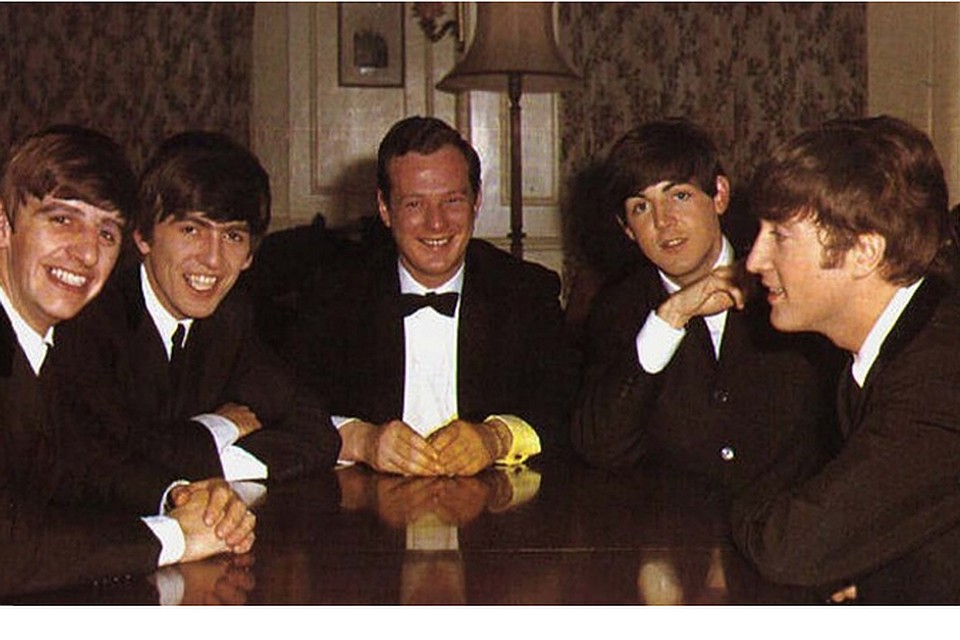 The Beatles и их менеджер Брайан Эпстайн в центре кадра