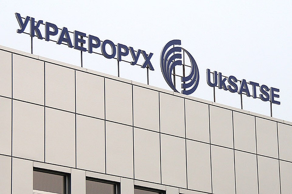 По словам представителя организации "УкрАэроРух", сейчас количество обслуживаемых рейсов снизилось вдвое