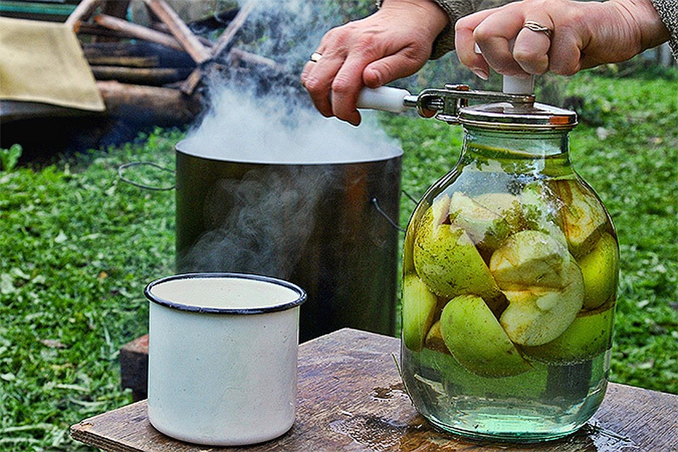 Как еще иначе сохранишь частичку вкусного лета для зимы, если сейчас не солить, варить, мариновать и закатывать все это богатство, что массово поспевает на дачах?