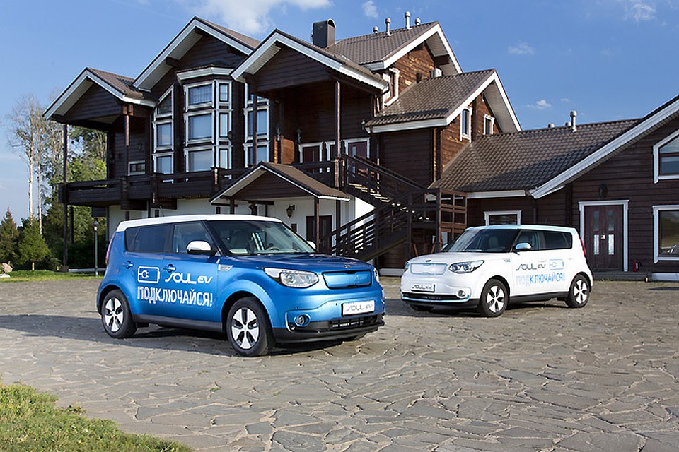 Главное внешнее отличие версии EV - двухцветный кузов. Фото KIA.