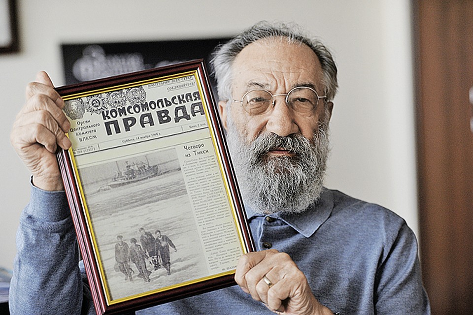 14 ноября 1964-го «Комсомолка» опубликовала заметку Ю. Шаламова «Четверо из Тикси» и фото молодых инженеров-океанологов, в том числе и Чилингарова (он крайний слева). Фрагмент этой газетной полосы мы отвезли Артуру Николаевичу. Знаменитый полярник расчувствовался: «Спасибо, что вспомнили Тикси и мою юность! Для меня это самый дорогой подарок...»