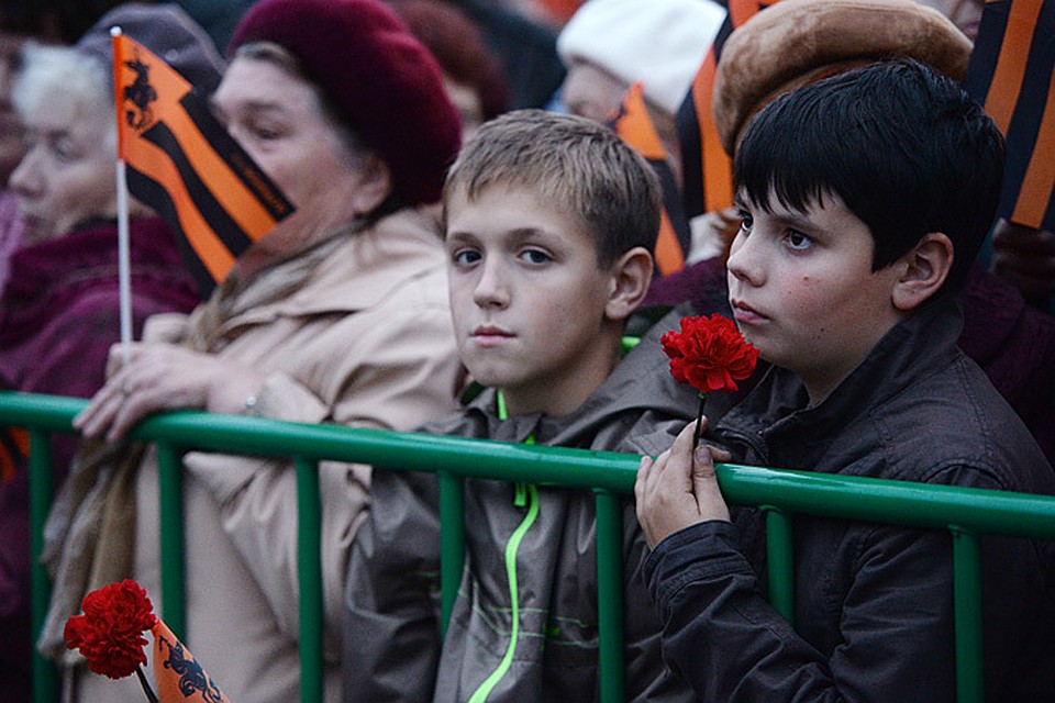 Если бы потребовалось сделать социальный срез «коллективного разума народа», не найти лучшего места, чем этот сумрачный холм под холодным осенним дождем