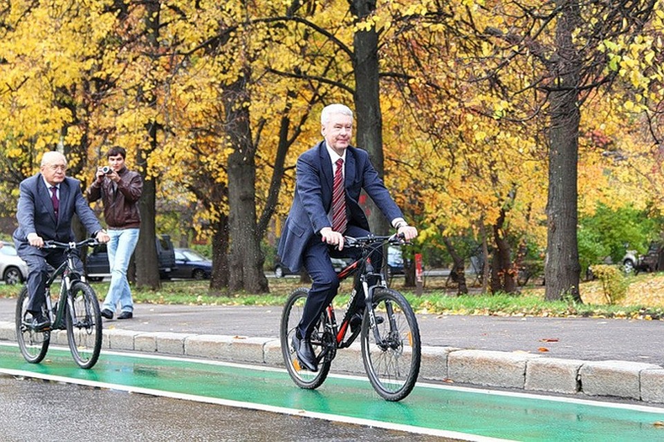 Все чаще чиновники за рубежом ездят на работу на велосипеде. Фото: blogspot.com