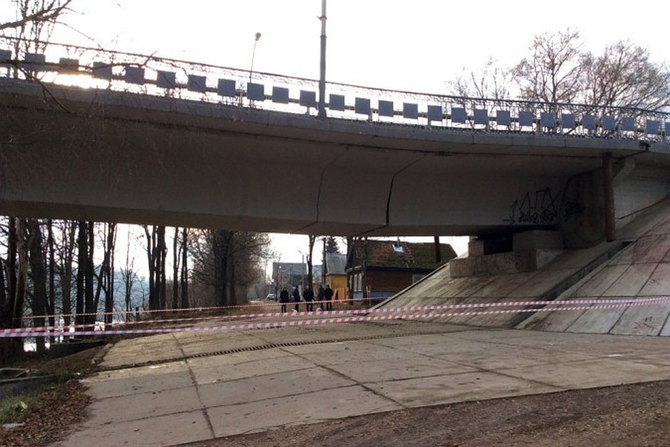 Просевший мост в Велиже просевший замелили лодочной переправой.
