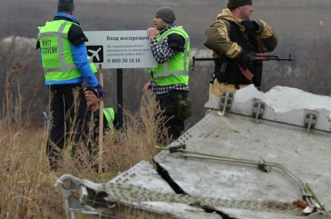 Эксперты продолжают поиски улик на месте крушения малайзийского Боинга Фото: РИА Новости