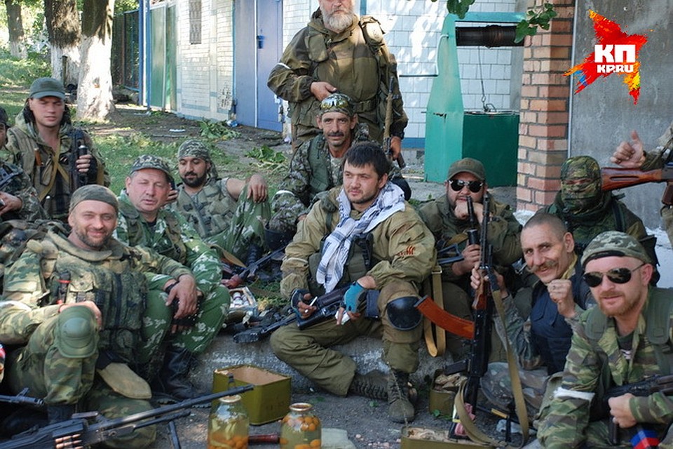 Эдуард Гилазов (в шарфе посередине) вместе со своими сослуживцами, некоторых уже нет в живых...