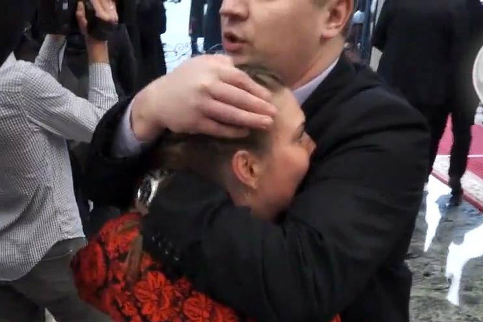 На видеозаписи видно, что от таких «объятий» Ольге стало невозможно не только говорить, но и дышать