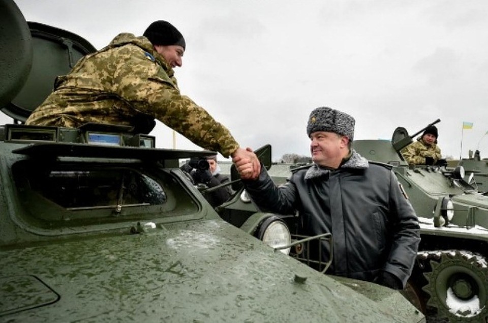 Порошенко не хочет отмечать День защитника Отечества вместе с россиянами и готов ждать до октября