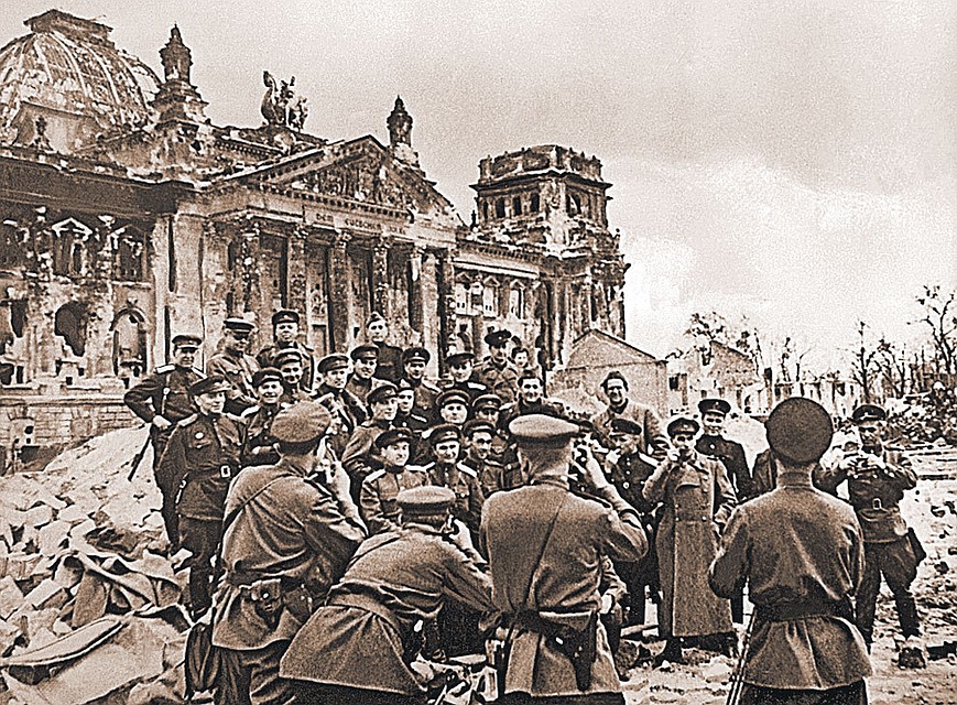 Необычный снимок: советские военкоры у Рейхстага фотографируют друг друга.
Берлин, 5 мая 1945 г. Фото: ТАСС