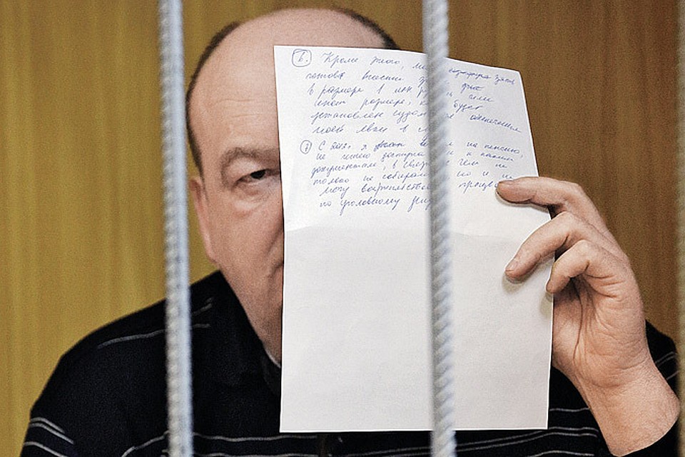 Александр Реймер не мог и представить, что после аферы с «золотыми браслетами» на его руках замкнутся браслеты стальные. (На фото Реймер - в должности главы ГУ МВД по Самарской области.) Фото: ТАСС.