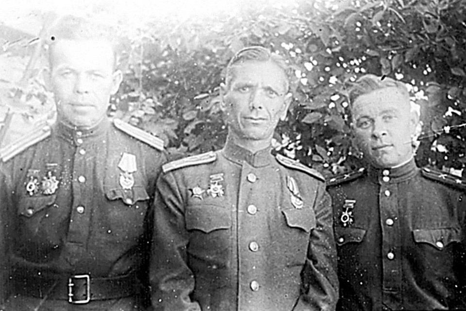 Сентябрь 1944 года. Западная Белоруссия. Слева направо: заместитель командира полка Александр Шеногин, командир полка Сергей Карнышев, заместитель командира по политчасти Дмитрий Трощенко.