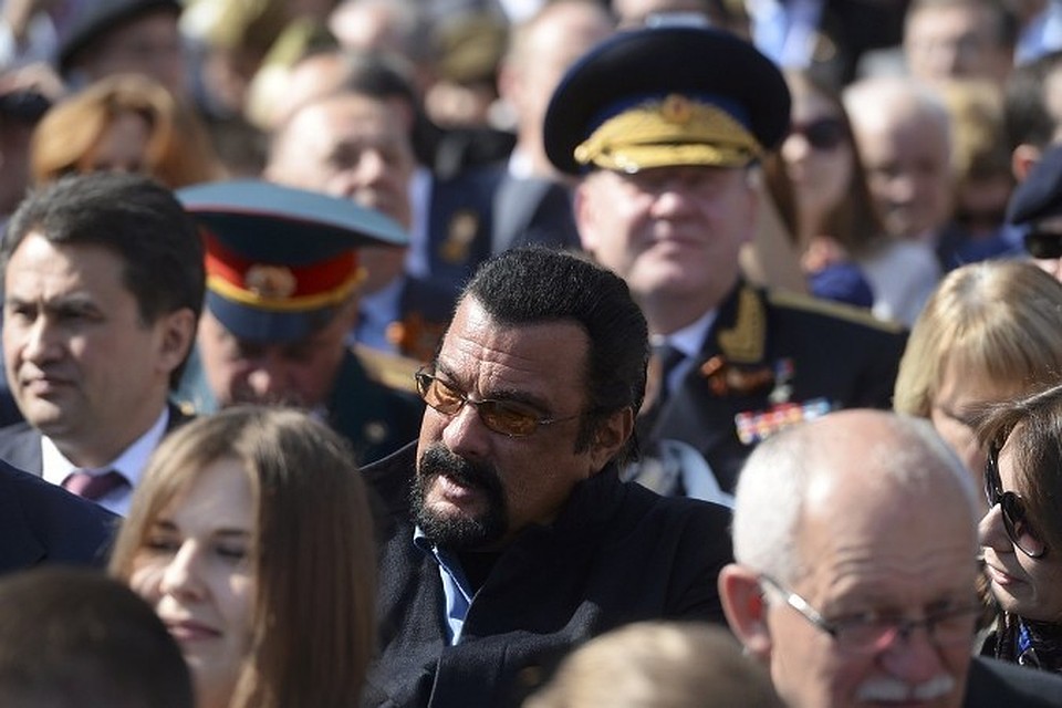 Актер Стивен Сигал посмотрел парад на Красной площади