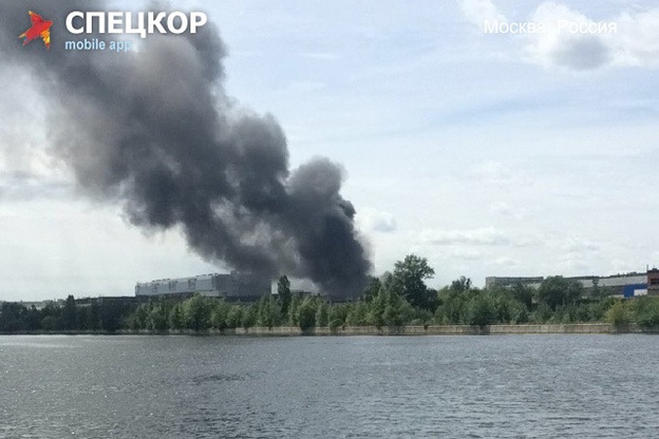 Фото пожара прислал пользователь мобильного приложения «Спецкор» от «Комсомольской правды»