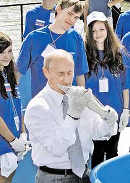 Возможно, выпуская осетра в Волгу, Владимир Путин успел загадать желание...