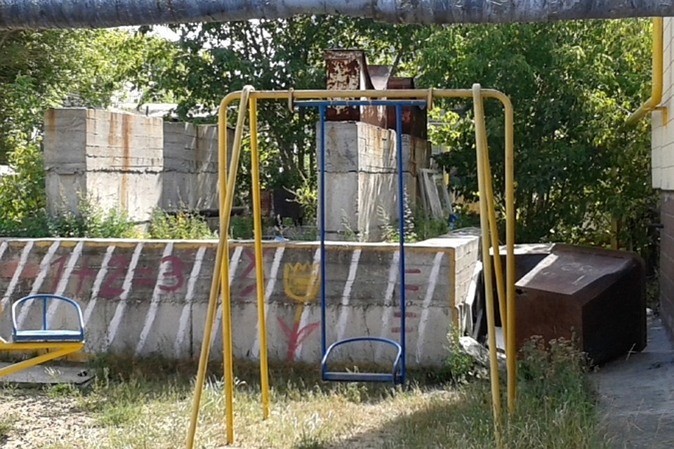Постоянным напоминанием жильцам о былых мытарствах служат руины демонтированной котельной во дворе их дома.