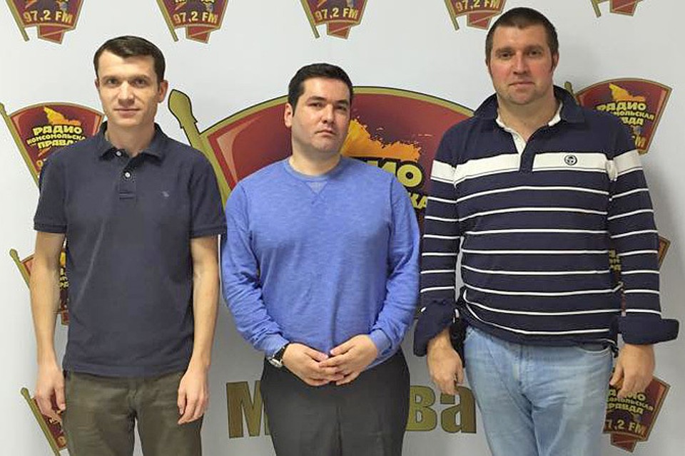 В гостях у предпринимателя Дмитрия Потапенко (справа) и журналиста Александра Зюзяева (слева) совладелец сети ресторанов «Из Браззери» Магомед Костоев.