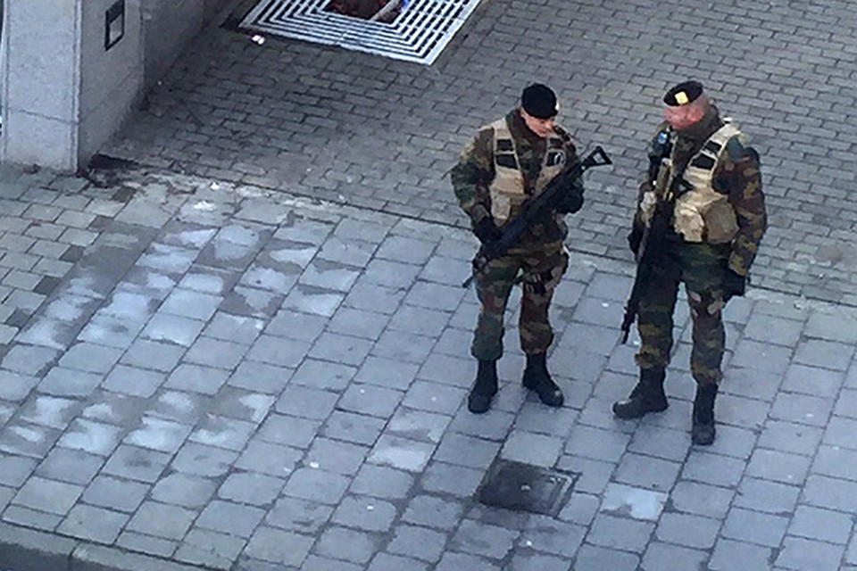 В общей сложности порядка тысячи сотрудников спецслужб, полиции и военных задействовано в широкомасштабной антитеррористической операции в Бельгии