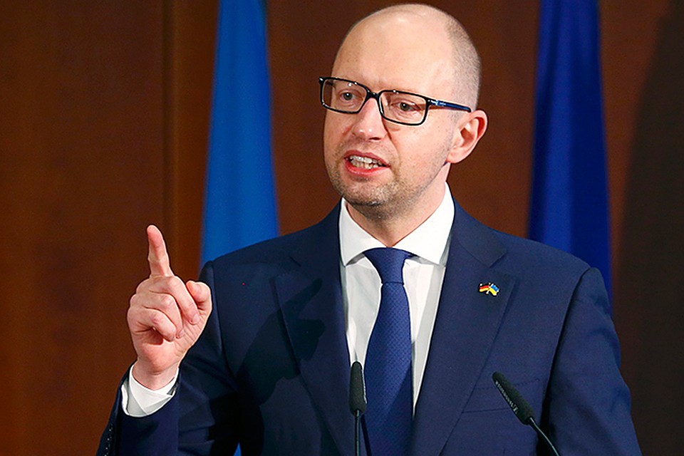 Яценюк считает, что к подрыву ЛЭП могут быть причастны россияне