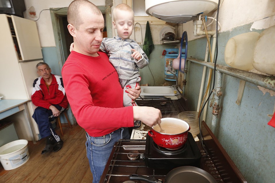 У мужчин меняются приоритеты: В России каждый четвертый хочет оставить работу и посвятить себя дому