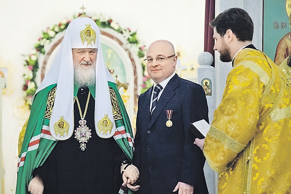 Патриарх Кирилл и префект ЮВАО Андрей Цыбин (справа) на освящении храма. Фото: Окружная газета «Юго-Восточный курьер»