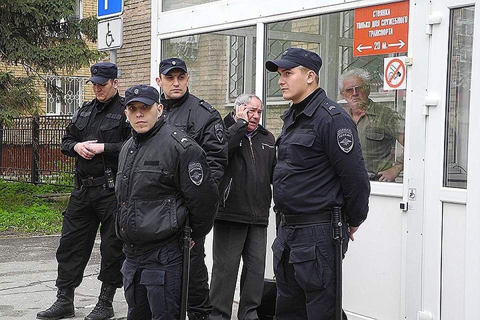 В суд посторонних не пускали