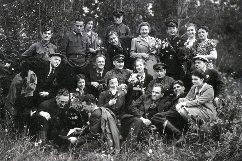Концертная бригада артистов БДТ перед летчиками Волховсокого фронта. 1942 год. Фото: архив БДТ