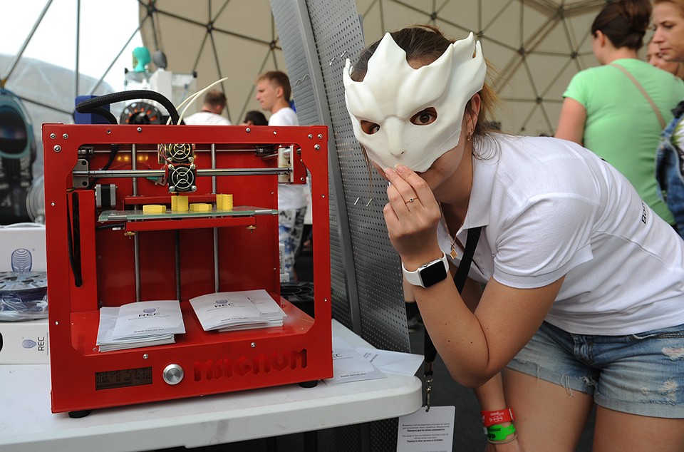 А это 3D-принтер. Маска на девушке распечатана на этом агрегате. Фото: Сергей АНДРЕЕВ
