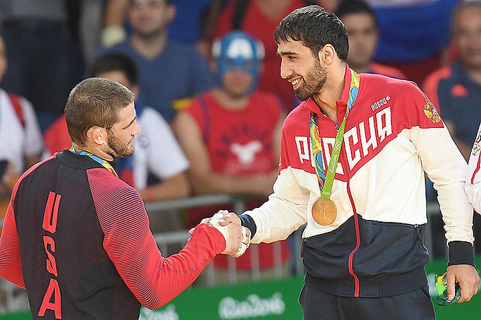 Американский дзюдоист Трэвис Стивенс поздравляет олимпийского чемпионат Хасана Халмурзаева.
