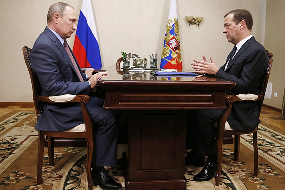 Прилетев в Симферополь, президент встретился с Дмитрием Медведевым. Фото: Дмитрий Астахов/ТАСС