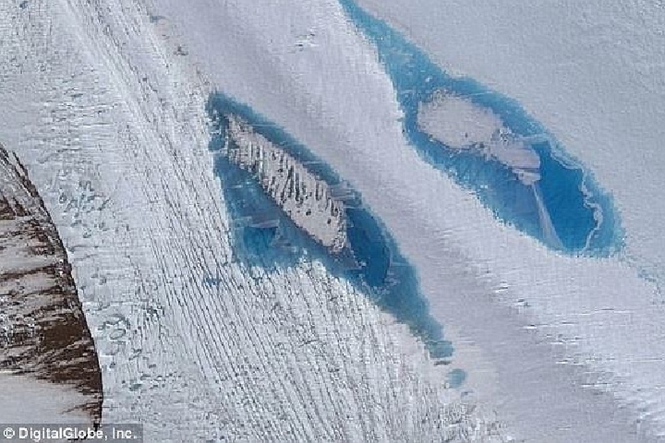 Талой воды на поверхности Антарктиды все больше и больше.